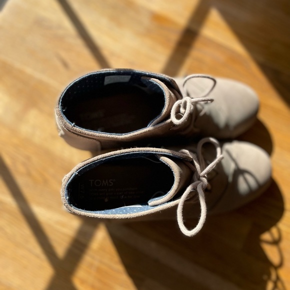 TOMS Wedge Ankle Boot: Light Grey w/laces. Sz 7.5 - Picture 3 of 5